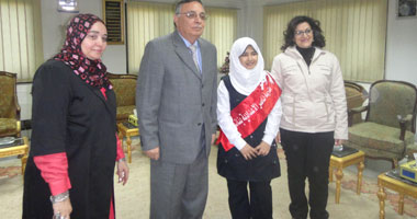 محافظ سوهاج يكرم طالبة لحصولها على شهادة عالمية فى علوم البرمجة