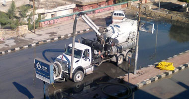 بالصور.. الكاسحات تتخلص من مياه الأمطار بالعريش