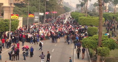 طلاب إخوان "عين شمس" ينهون تظاهرهم بالخليفة المأمون ويعودون للجامعة