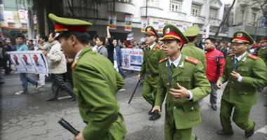 سجن ناشطين 2 فى فيتنام لإدانتهما بمحاولة الإطاحة بالحكومة
