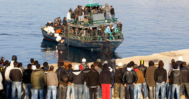 إنقاذ 700 مهاجراً غير شرعى قرب ميناء باليرمو الإيطالى
