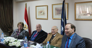 بالصور.. جيهان السادات تحضر اجتماع مجلس أمناء جامعة النهضة