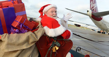 بابا نويل يستقل طائرة محملة بالهدايا لتوزيعها على أطفال العالم مبكرا