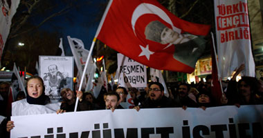 بالصور.. الشرطة تفرق تظاهرة لمئات من معارضى أردوغان فى إسطنبول