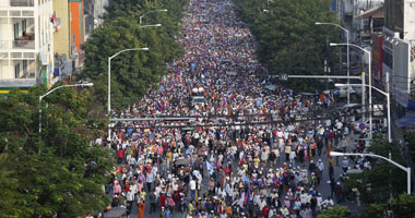 الآلاف يحتشدون فى كمبوديا للمشاركة فى تشييع جنازة الناشط السياسى كيم لى