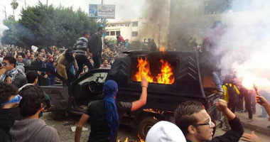 بالفيديو.. شغب الإخوان يضرب "المنصورة".. كر وفر بين طلاب الجماعة والأمن.. إشعال النيران فى سيارة شرطة ومدرعة.. ونقل ضابط لمستشفى الطوارئ بعد التعدى عليه.. والأمن يلجأ لـ"قنابل الغاز"