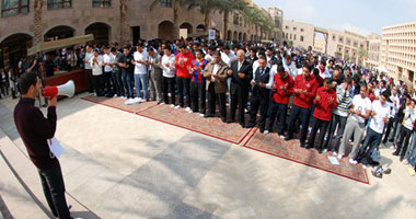 طلاب الجامعة الأمريكية يؤدون صلاة الغائب على أرواح شهداء الثورة