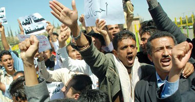 العشرات يحتجون فى عدن تنديدا بتردى الخدمات والمطالبة بعودة الرئيس هادى