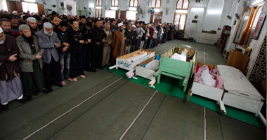 يقف الإمام عند رأس الرجل ووسط المرأة في صلاة الجنازة صح ام خطا