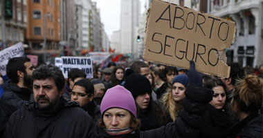 بالصور.. آلاف الإسبان يتظاهرون احتجاجا على قانون يقيد حق الإجهاض 