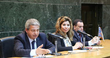 خالد عبد العزيز يقترح عقد شباب القوى السياسية ندواتهم بمنشآت الوزارة