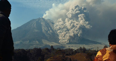 مقتل شخصين وإجلاء 200 ألف فى إندونيسيا جراء ثوران بركان فى جاوا