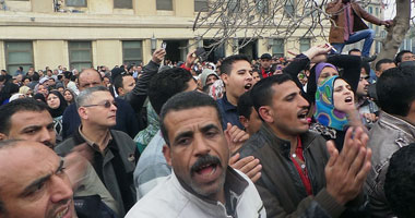 أهالى الحسينية يتظاهرون للمطالبة بإصلاح الطريق بعد وفاة طبيب ونجليه