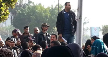 بالصور.. استمرار التظاهرات الفئوية بالمحافظات.. عمال "استثمار" قناة السويس يحتجون على الوساطة فى التعيينات.. ووقفة لعمال "نظافة طنطا" لتطبيق الحد الأدنى.. وتجمهر المعلمين بالشرقية بسبب إلغاء تثبيتهم