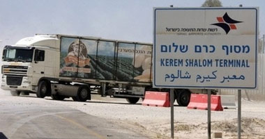 إدخال 700 شاحنة بضائع ومواد بناء لغزة عبر "كرم أبو سالم"