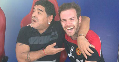 بالصور.. لاعبو المان يونايتد يلتقطون الصور التذكارية مع مارادونا فى دبى