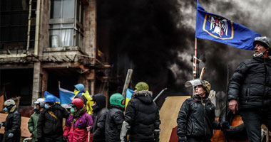 تصاعد التوتر فى منطقة القرم الأوكرانية مع تجمع حشود متنافسة