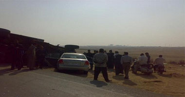 كثافات مرورية بسبب حادث تصادم سيارتين أعلى طريق الفيوم الصحراوى 