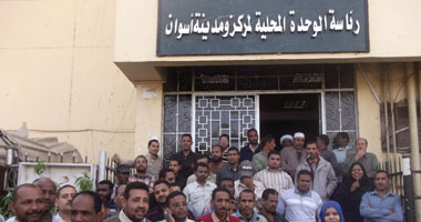 المظاهرات الفئوية تجتاج المحافظات رغم استقالة الحكومة.. موظفو المساحة بالشرقية يضربون عن العمل.. وعاملو التعاون الزراعى بالشرقية يمتنعون عن العمل.. وموظفو مياه الشرب يطالبون بالحد الأدنى للأجور