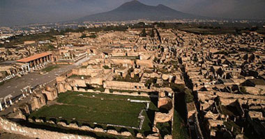 إعادة فتح مدينة بومبى الإيطالية للزوار بعد عامين من التجديدات