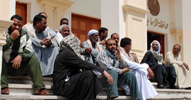 تجار سوق الجمعة بالإسماعيلية يعتصمون أمام المحافظة