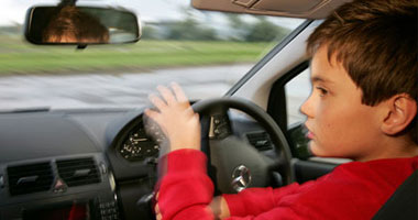 إشارة مرور.. تعرف على محاذير القيادة حال وجود أطفال داخل سياراتك 