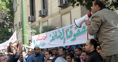 عمال أمونيستو:"يا وزير الاستثمار..يا رب تخش النار"