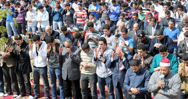 طلاب جامعة الإسكندرية يؤدون صلاة الغائب على طالب كلية الهندسة