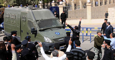 الديب يتغيب عن أولى جلسات محاكمة العادلى.. ومشادات بين الدفاع والمدعين بالحق المدنى.. و"قنصوه" ينادى على المتهم مرتين ليتأكد من حضوره ليظهر بـ"الكاب الأبيض" ويرد "أيوة موجود".. وينكر جميع التهم