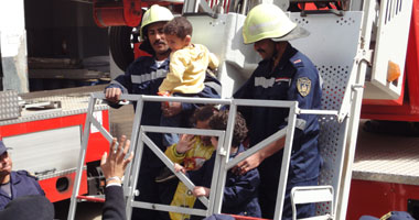 حريق فى شقة بمنشأة ناصر ورجال الإطفاء يحاولون السيطرة على النيران