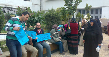 تظاهر العاملين بمدارس "جمعية المحافظة على القرآن الكريم" بالدقهلية