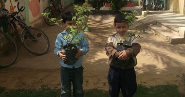 مدرسة بالمنوفية تحتفل بعيد الأم بزراعة شجرة لكل طفل 
