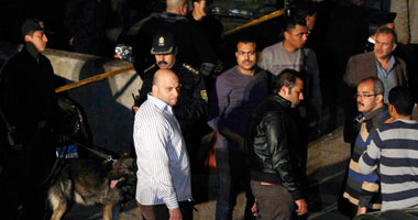 خبراء المفرقعات يمشطون ميدان لبنان وسيارة إسعاف لنقل الضابط المتوفى