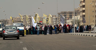 بالصور..للمرة الثانية.. طالبات الإخوان يقطعن طريق يوسف عباس من الاتجاهين