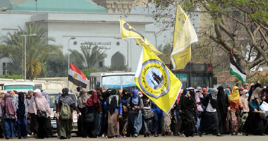 طالبات الإخوان يطلقن الألعاب النارية بمحيط كلية العلوم بجامعه الأزهر