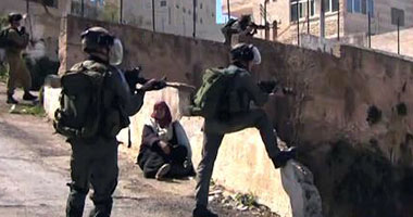 قوات الاحتلال تفرق المصلين الفلسطينيين بالقوة عند باب الأسباط بالمسجد الأقصى