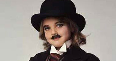 درو باريمور تتحول لشارلى شابلن فى الطفولة