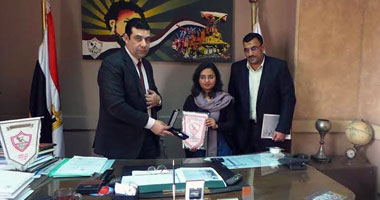 بالفيديو.. الزمالك يهدى السفارة الهندية شعار النادى