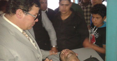 محافظ دمياط يزور الجنود المصابين فى حادث انقلاب سيارة بمستشفى الأزهر