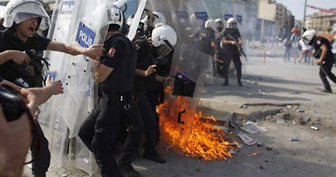 الشرطة التركية تعتقل 23 كرديا خلال محاولتها فض تظاهرة فى "دياربكر"