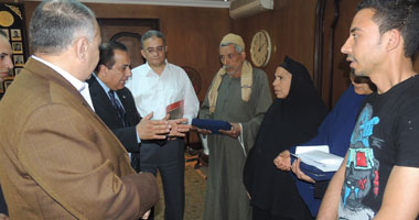 الوزراء يبحثون مطالب المواطنين بالمحافظات.. وزير الرى يشهد إزالة الإشغالات على ترعة الإسماعيلية بالقليوبية.. افتتاح معرض الأقصر فى بورصة برلين.. تسليم إعانة وزير الداخلية لأسرة رقيب شرطة بالفيوم