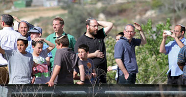 مستوطنون إسرائيليون يهاجمون مركبات الفلسطينيين بالحجارة شرق نابلس والخليل