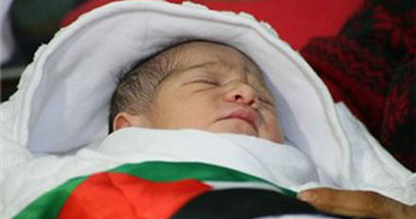 فلسطينية تضع مولودتها بعد تهريب نطفة زوجها من داخل سجون الاحتلال