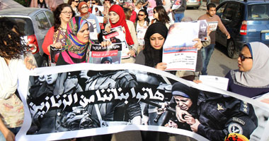 يوم المرأة العالمى يفتح الباب لمحاولة استغلاله من جميع الأطراف.. نشطاء يوجهون التحية لـ"ست البنات" ولدورها فى الثورة.. "الإخوان" يتباكون على الفقيدات لإثارة التعاطف معهم.. والطابع الساخر هو السائد