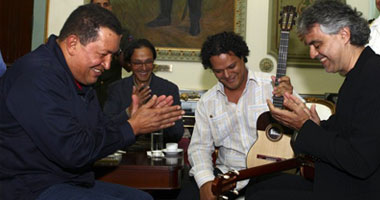 أندريا بوتشيلى يزور هوجو شافيز فى قصره