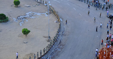 قلة من مؤيدى مبارك يحتفلون بإخلاء ميدان التحرير