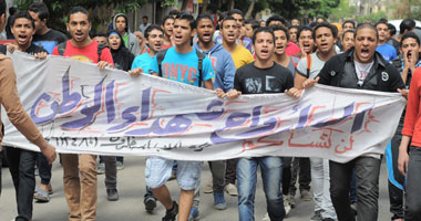 بالصور.. مسيرة طلاب 6 إبريل تصل إلى "التعليم" وتهتف ضد "غنيم"