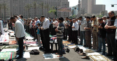 متظاهرو "التحرير" يصلون المغرب بالميدان وسط حذر شديد