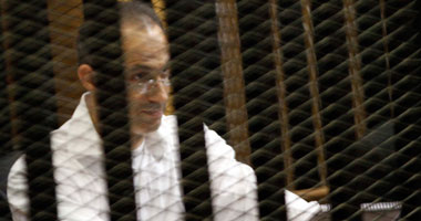 بالفيديو.. جمال مبارك يدون ملاحظاته أثناء تلاوة أمر الإحالة بقضية القرن