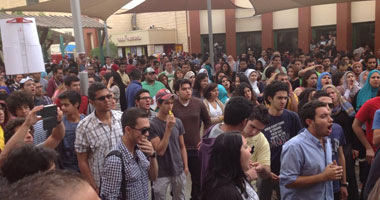 مظاهرات بجامعة القاهرة للمطالبة بإعادة محاكمة مبارك